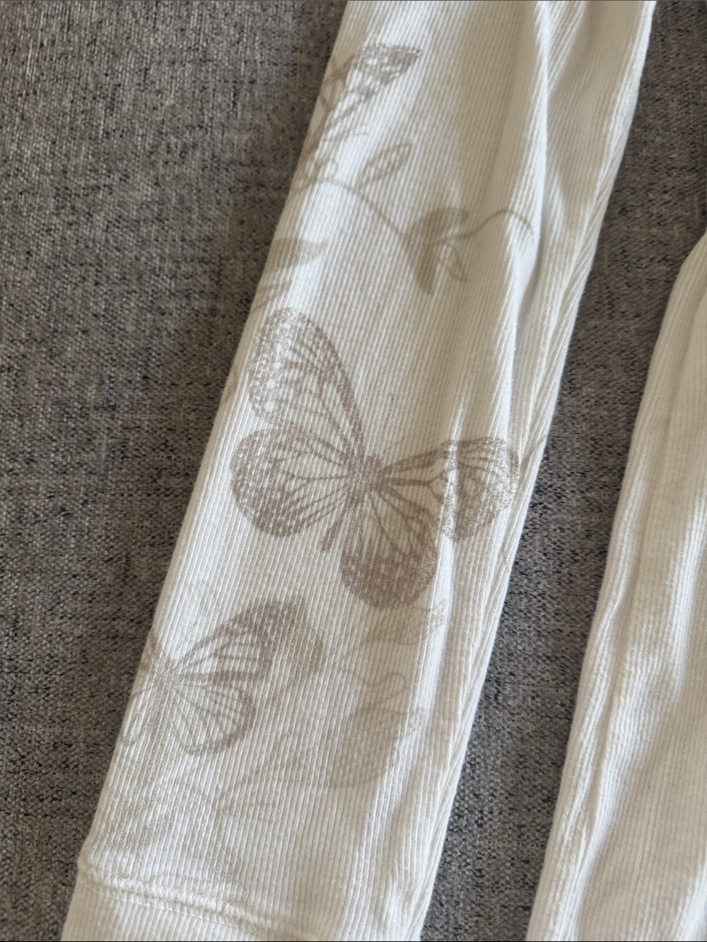 Hollister Cream V-Neck Long Sleeve Top with Butterfly Detail🦋 - Picture 3 of 4